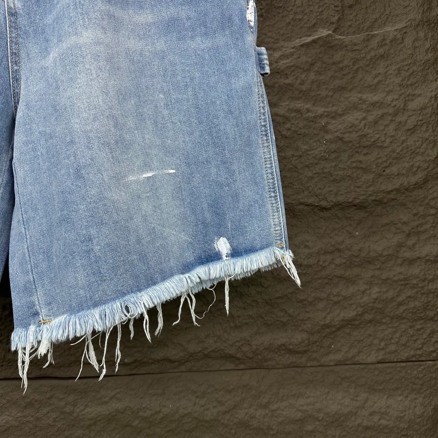 P200 GALLERY DEPT. 2025 new knife-cut splicing hand-painted couple style washed loose denim shorts 🔥High version🔥High version🔥 Top ceiling quality Styles with different washed textures are very friendly to people with thin legs and thick legs. The straight version is very flattering to the leg shape. Moderate length that never goes out of style, easy to match with casually, basic styling for various styles, a must-have in the wardrobe! The fabric is stiff but also makes the upper body soft without losing texture. The washing process is even more perfect. It is a must-have item for everyone! ! ! Washed wheat, hang tag, pants label, complete with three labels Color: light blue Size: 28, 30, 32, 34, 36 (five sizes)